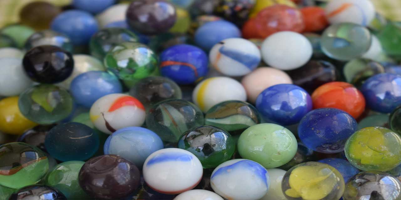 Yuvarlanan bir bilyeyi durdurmak isterseniz ne yaparsınız?